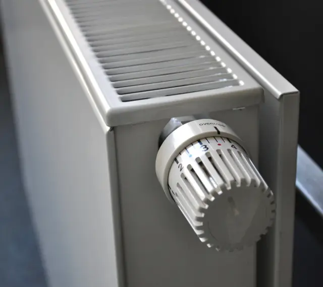 Termostato de radiador blanco, útil para el cálculo de radiadores por m2.