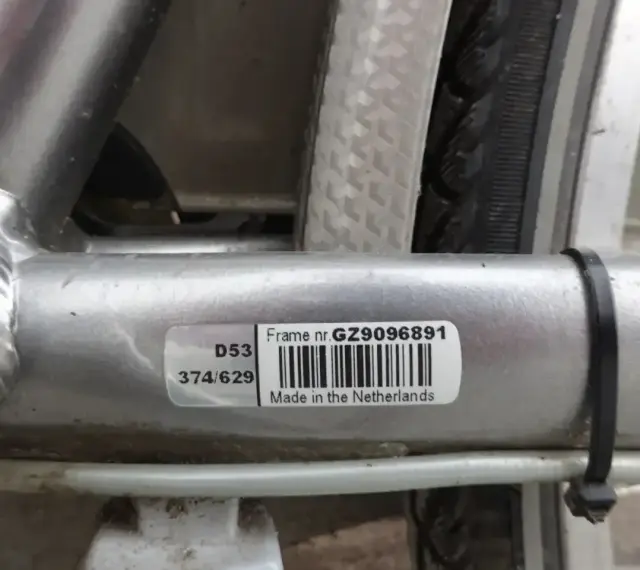 Naklejka z numerem ramy roweru: GZ9096891. Wyprodukowano w Holandii.