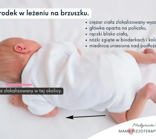 Noworodek na brzuszku. To czas dla brzuszka, gdy ciężar ciała jest wysoko, a nóżki zgięte. Maluch ćwiczy mięśnie.