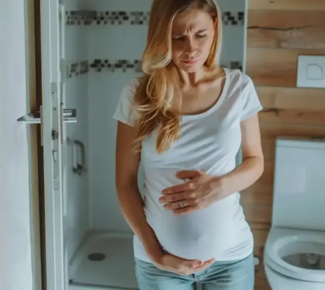 Kobieta w ciąży w 3 trymestrze odczuwa ból brzucha jak na okres.