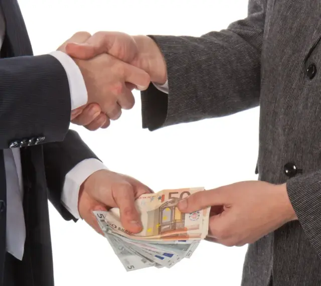 Uścisk dłoni i przekazanie pieniędzy. Czy to początek nielegalnej transakcji, która wkrótce będzie podlegać zmianom w kodeksie karnym?