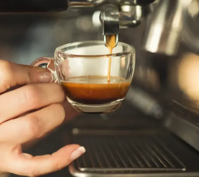 Sekrety idealnego espresso w domu: Poradnik baristy krok po kroku