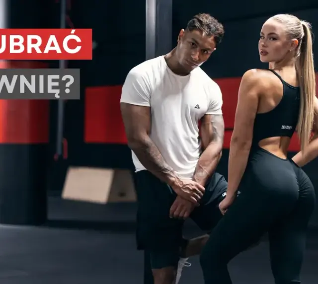 Jaki strój na siłownię? Para w sportowych ubraniach pozuje na tle siłowni.