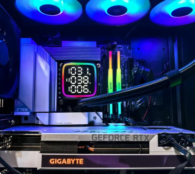 Wnętrze komputera z podświetlaną kartą graficzną GeForce RTX i wyświetlaczem temperatury CPU. Idealne do naprawy kart graficznych.