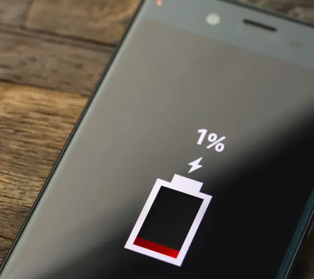 Ekran telefonu Samsung z ikoną baterii na 1%. Czas na kalibrację baterii Samsung, by odzyskać pełną moc.