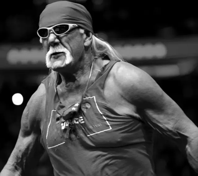 Hulk Hogan nie żyje. Ikona wrestlingu w bandanie i okularach, z charakterystycznym wąsem, w koszulce z napisem "Vengeance".