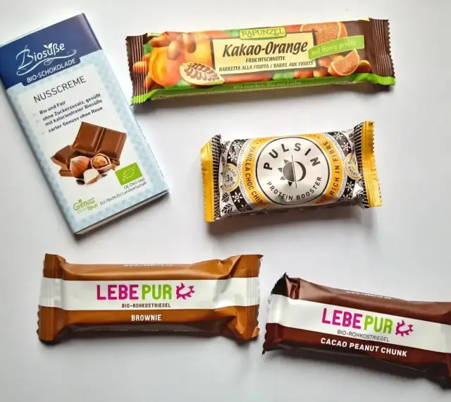 Co kupić w Austrii? Czekolada orzechowa, batony proteinowe i raw food z kakao i orzeszkami ziemnymi.