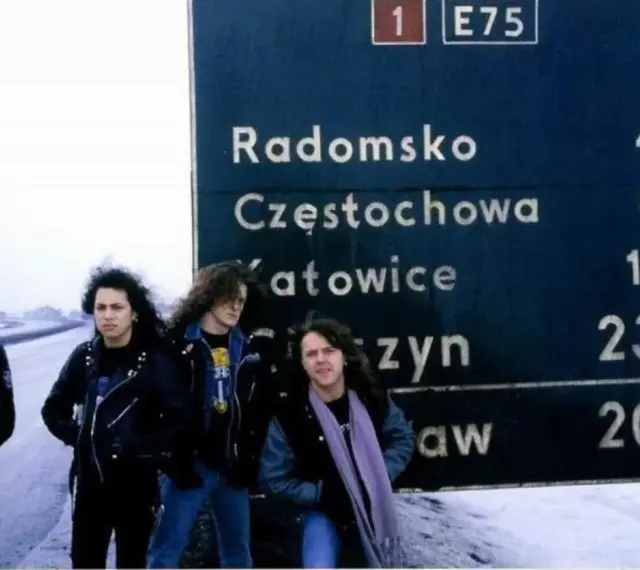 Metallica w Polsce, na drogowskazie do Radomska, Częstochowy i Katowic. Zimowa sceneria i legendarny zespół.