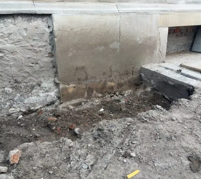 Uszkodzony fundament bloku budowanego na terenach podmokłych. Kto odpowiada za pęknięcia?