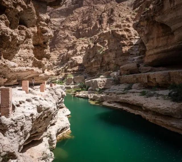 Wadi Shab, ukryta oaza w Omanie, zachwyca turkusową wodą i skalnymi ścianami. To idealne miejsce na relaks i podziwianie natury.