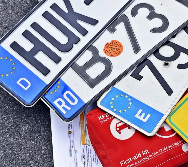 Kilka tablic rejestracyjnych państw UE: D (Niemcy), RO (Rumunia), E (Hiszpania) i inne.