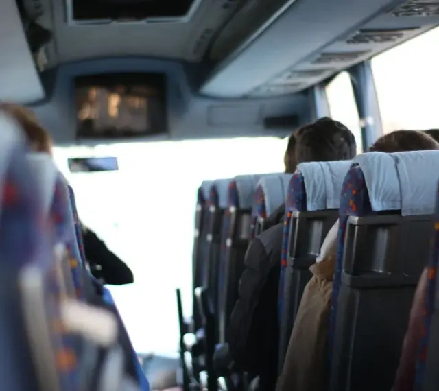 Powrót z wesela autobusem. Jak zaplanować logistykę powrotu z wesela, transport i bezpieczeństwo gości.