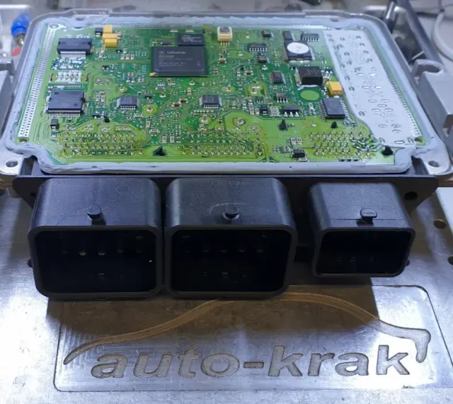 Elektronika silnika Citroen z widocznym błędem DTC P1336. Moduł ECU na stole warsztatowym.