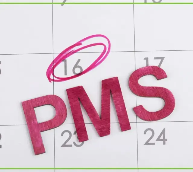 Litery PMS na kalendarzu. Dzień 16 zaznaczony kółkiem, sugerując fałszywe objawy ciąży.