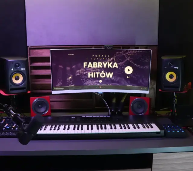 Studio nagraniowe z monitorem "Fabryka Hitów", klawiaturą, mikrofonem i głośnikami. Idealne miejsce dla polskich wytwórni muzycznych.