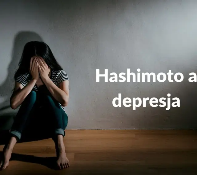 Smutna kobieta siedzi na podłodze, zakrywając twarz dłońmi. Tekst: Hashimoto a depresja. Niedoczynność tarczycy może objawiać się psychicznie.