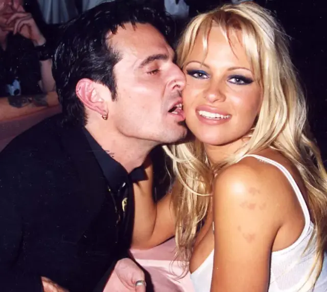 Tommy Lee całuje w policzek Pamelę Anderson.