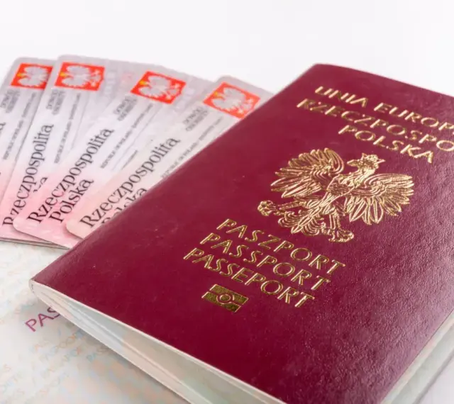 Polski paszport i kilka dowodów osobistych. Czy do Niemiec potrzebny jest paszport? Tak, jeśli nie podróżujesz na dowód.