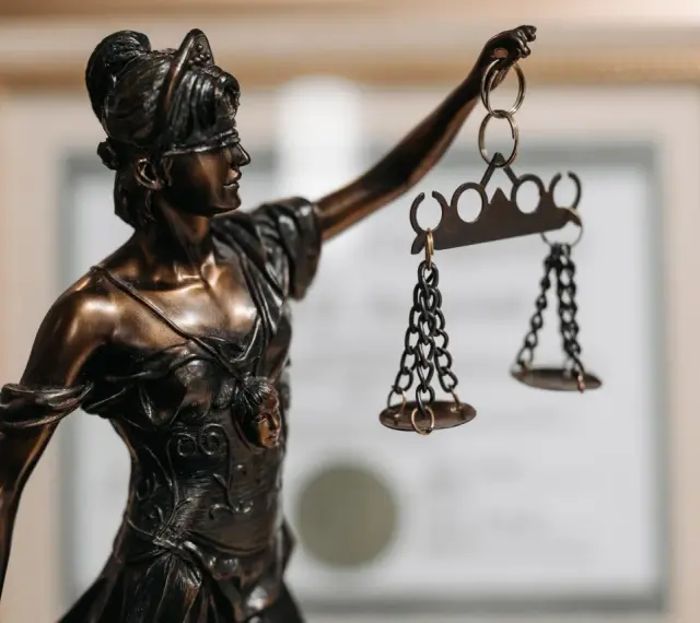Statua della Giustizia con bilancia, simbolo di chi ha conseguito la laurea in legge o giurisprudenza.