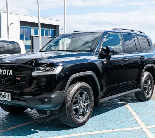 Czarny Toyota Land Cruiser 300 GR Sport z grillem w kształcie plastra miodu i oznaczeniem GR.