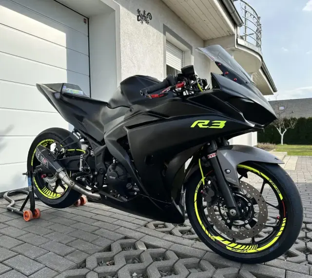 Czarny matowy motocykl Yamaha R3 z żółtymi akcentami. Poznaj jego yamaha r3 dane techniczne i poczuj moc!