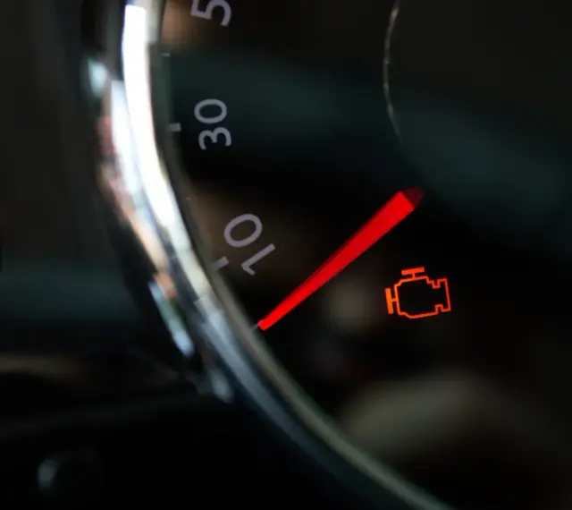 Kontrolka silnika świeci się, wskazując błąd DTC P0171 w Peugeot.