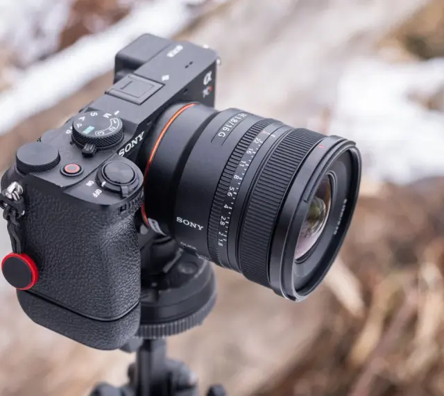 Aparat Sony z obiektywem 16mm f/1.8, idealny wybór, jaki obiektyw do krajobrazu.