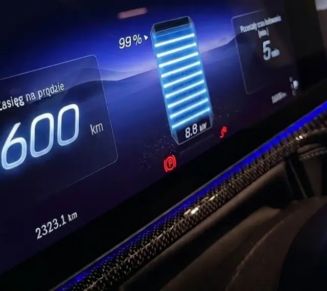 Wyświetlacz samochodu elektrycznego z zasięgiem 1600 km i naładowaną baterią 99%.