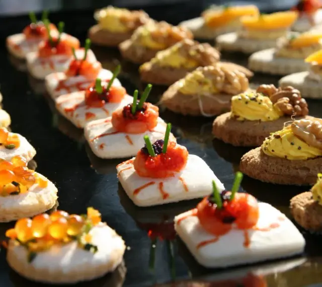 Deliziosi przekąski na imprezę: tartine con uova di salmone, gamberetti e noci.
