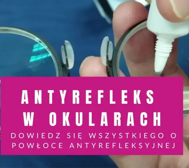Czy okulary z antyrefleksem szkodzą? Dowiedz się o powłoce antyrefleksyjnej. Dłoń aplikuje płyn na soczewkę okularów.
