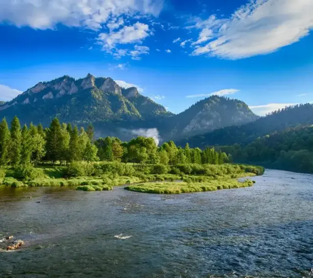 Dunajec w Pieninach, jedno z 7 najpiękniejszych miejsc w Polsce. Góry, rzeka i zieleń tworzą malowniczy krajobraz.