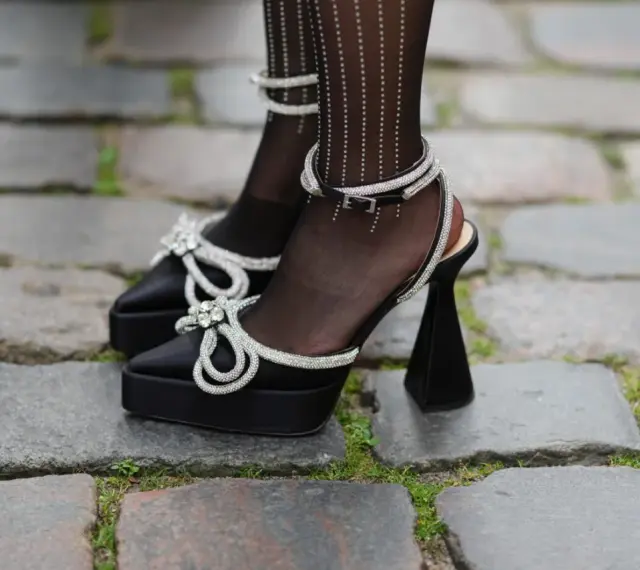 Eleganckie buty portugalskie damskie na platformie z ozdobnymi kokardkami z cyrkonii i nietypowym obcasem.