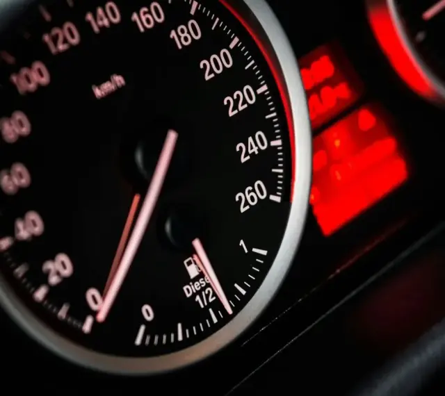 Kontrolka DTC P0500 Opel świeci się na desce rozdzielczej. Prędkościomierz pokazuje 0 km/h, a wskaźnik paliwa jest na 1/2.
