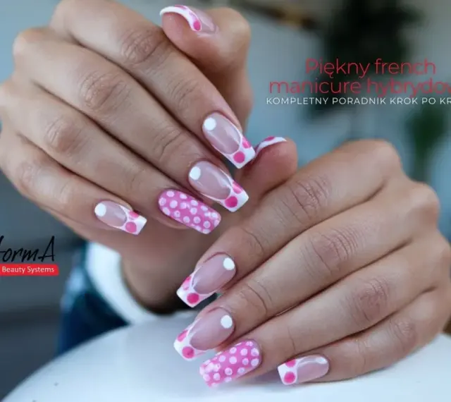 Dłonie z pięknym french manicure hybrydowym w różowe kropki.