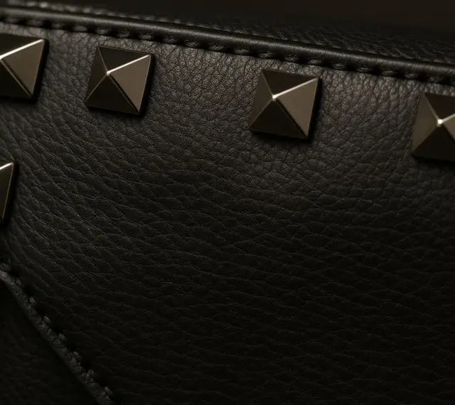 Czarna, pikowana skóra z metalowymi ćwiekami. Elegancka mała torebka Valentino, gotowa na wieczorne wyjście.