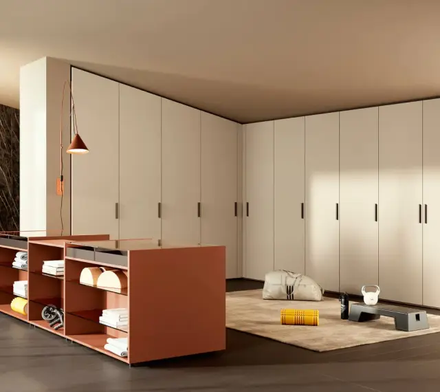 Cabina armadio angolare moderna con isola centrale e attrezzatura fitness. Organizzare con stile.