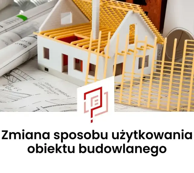 Model domu na planach architektonicznych, symbolizujący zmianę sposobu użytkowania obiektu budowlanego.