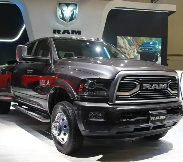 Ciemnoszary Dodge Ram 3500 z podwójnymi tylnymi kołami prezentuje się imponująco na wystawie.