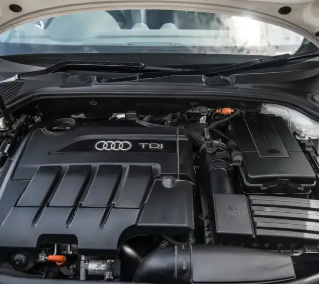 Pod maską Audi widać silnik 2.0 TDI.