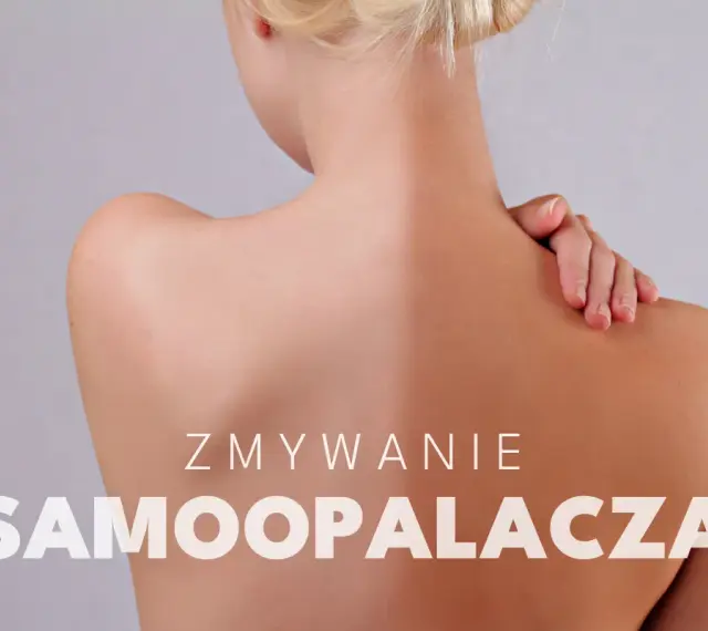 Widok z tyłu na plecy kobiety z wyraźną linią opalenizny. Tekst: "ZMYWANIE SAMOOPALACZA".