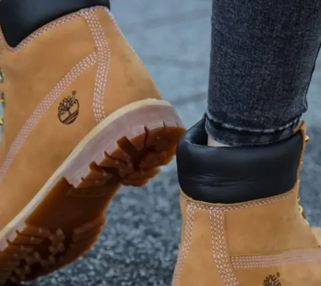 Klasyczne, brązowe buty Timberland, znane z trwałości i stylu. Timberland to firma tworząca obuwie na każdą pogodę.