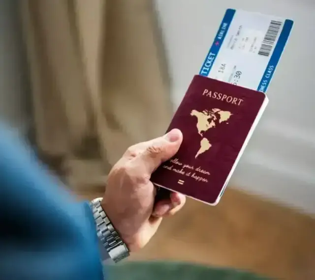 Dłoń trzyma paszport i bilet lotniczy. Planujesz podróż i zastanawiasz się, czy Cypr jest w Schengen?