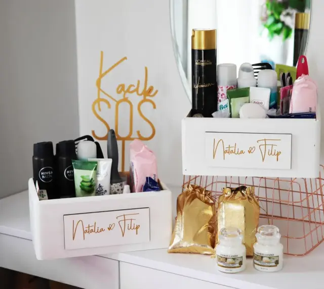 Jak przygotować koszyczek ratunkowy do łazienki? Lista niezbędników: kosmetyki Nivea Men, żele, chusteczki, spray L'Oréal, świeczki Yankee Candle.