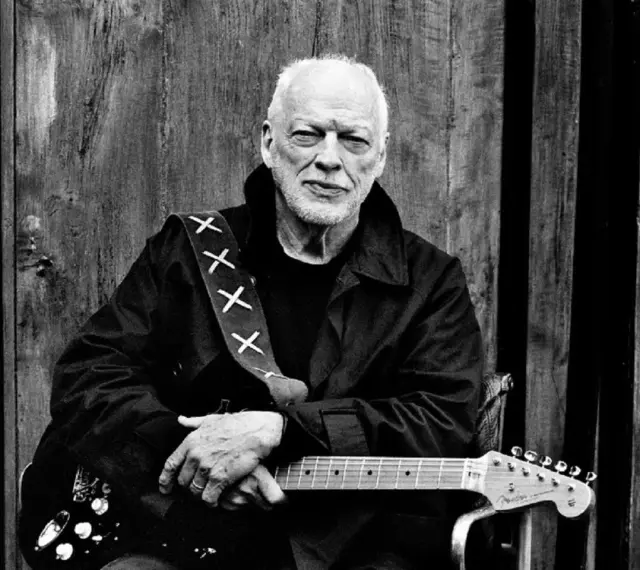 David Gilmour z gitarą, wspominający swoje dzieciństwo i pierwsze dźwięki muzyki.