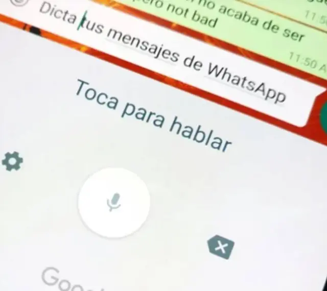 Ekran telefonu z komunikatorem. Widoczna instrukcja "Toca para hablar" i ikona mikrofonu, pokazująca jak włączyć pisanie głosowe.