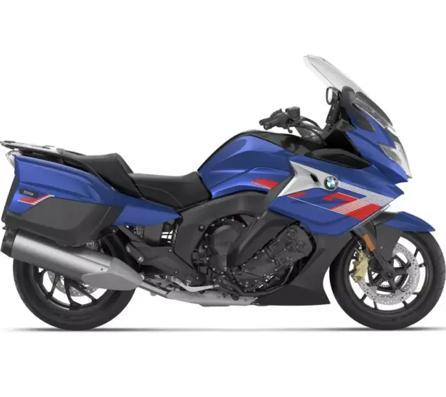 Niebieski motocykl BMW K1600GT z czerwonymi akcentami. Sprawdź bmw k1600gt dane techniczne, aby poznać szczegóły.