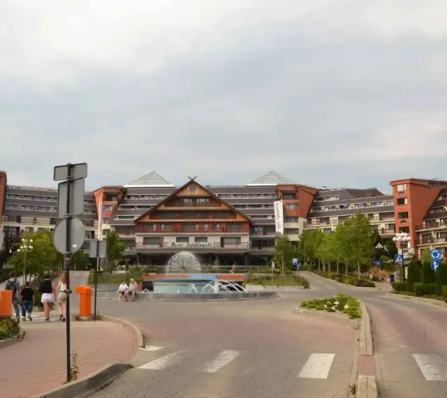 Hotel Gołębiewski w Karpaczu z fontanną przed wejściem. Kamery hotelowe zapewne uchwyciły ten widok.