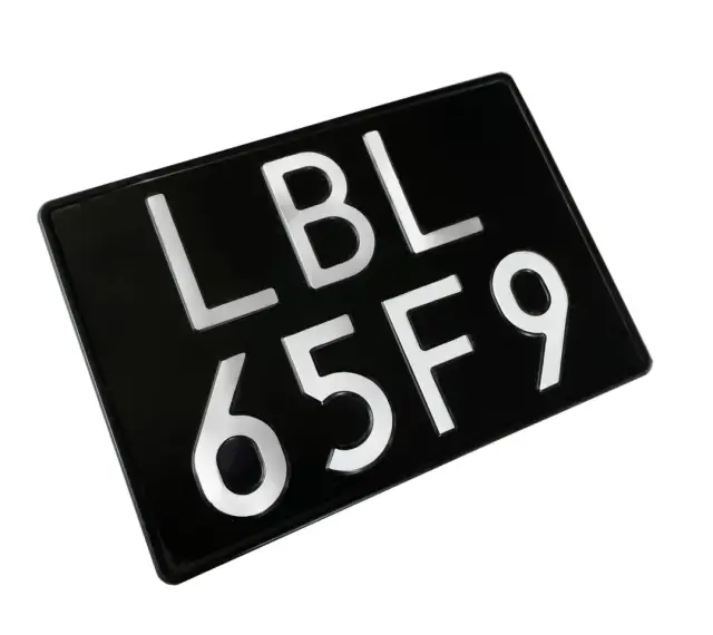 Czarna tablica rejestracyjna LBL 65F9, gotowa do montażu na pojeździe.