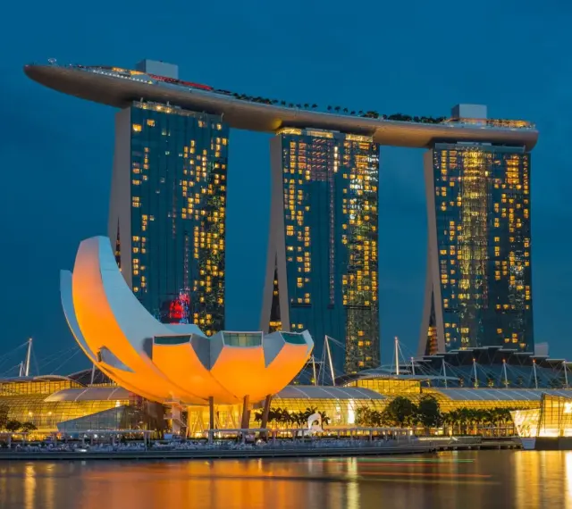 Wieczorem w Singapurze, Marina Bay Sands lśni światłami. Czy Singapur jest bezpieczny? Tak, to miasto-państwo słynie z bezpieczeństwa.