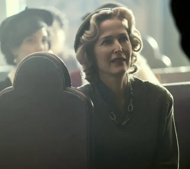 Gillian Anderson w retro stylizacji, przypominającej jej role w filmach i serialach.